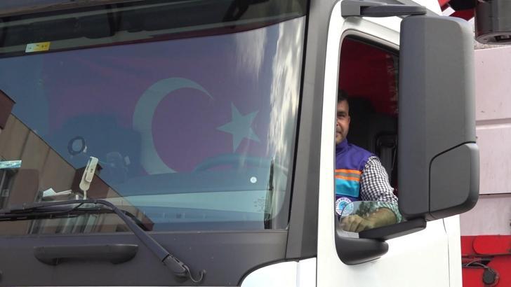 Çöp konteynerine atılan kedi, temizlik personelinin dikkati sayesinde kurtuldu