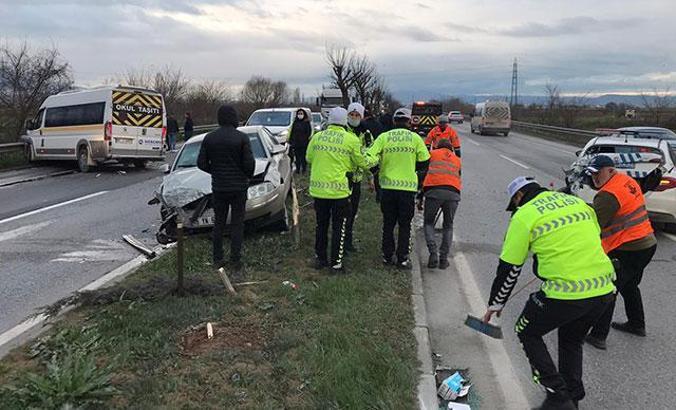Kontrolden çıkan minibüs polis aracı ile otomobile çarptı: 1'i polis 2 yaralı