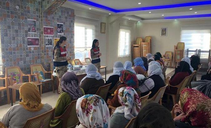 Jandarma kadın astsubaylar, köylerde KADES'i anlattı