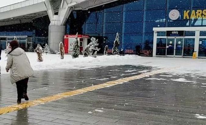 Kars’ta yoğun kar yağışı ve sis etkili oldu; uçak seferleri iptal