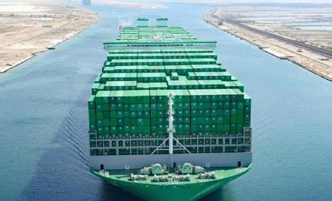 Dünyanın en büyük konteynır gemisi ilk seferinde Süveyş’i sorunsuz geçti