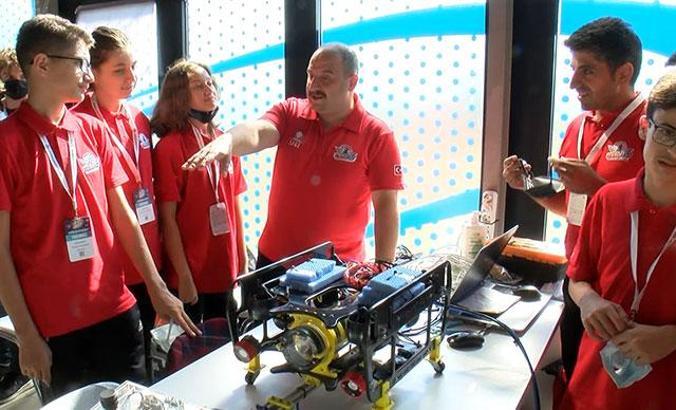 Bakan Varank Teknofest İnsansız Su Altı Sistemleri Yarışması'nı izledi