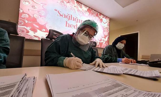 Koronavirüs salgınında günlük vaka sayısı 27 bin 692 oldu