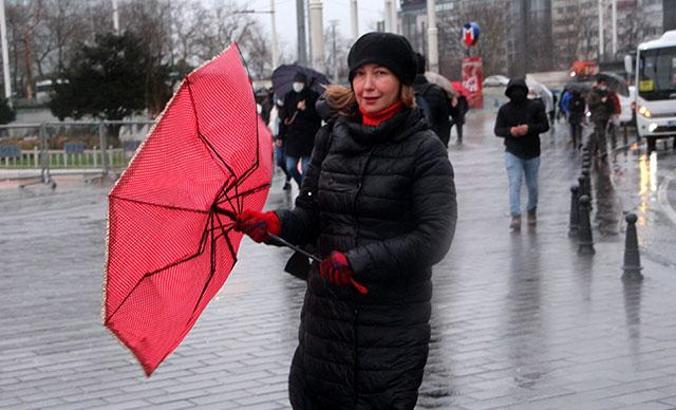 Taksim Meydanı’nda rüzgar ve yağmur zor anlar yaşattı