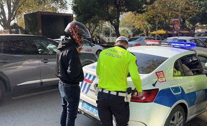 Kadıköy'de kaldırımı kullanan motosiklet ve scooter sürücülerine ceza kesildi