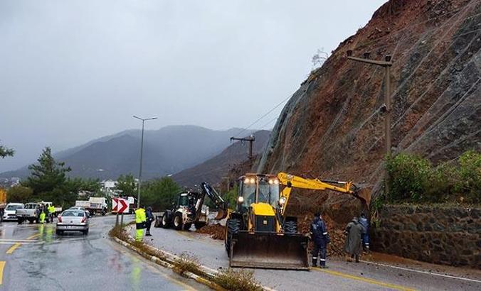 Marmaris- İçmeler kara yolunda heyelan