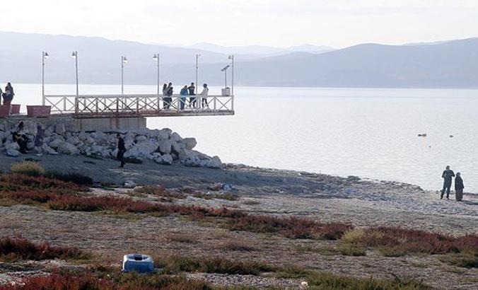 Burdur Gölü'nün suyu, iskeleden 2 metre uzaklaştı