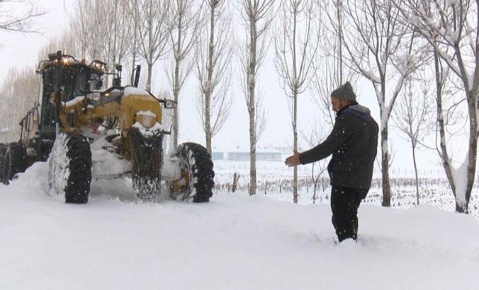 Köylüler yol gösterdi, iş makinesiyle kar temizlendi