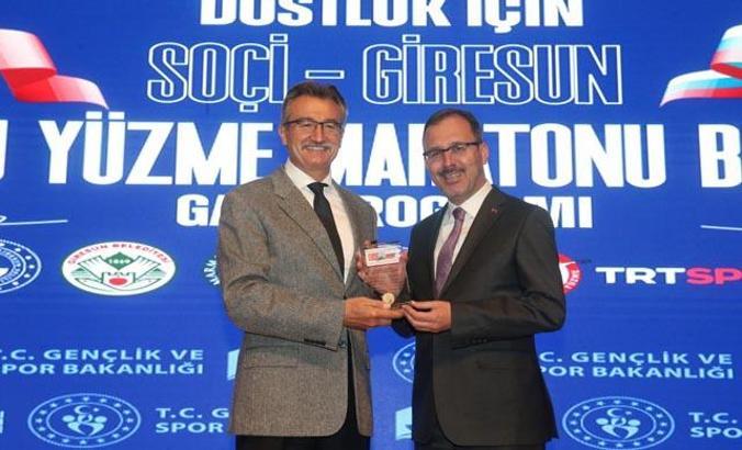 Bakan Kasapoğlu, Soçi-Giresun Yüzme Maratonu Belgeseli'nin galasına katıldı
