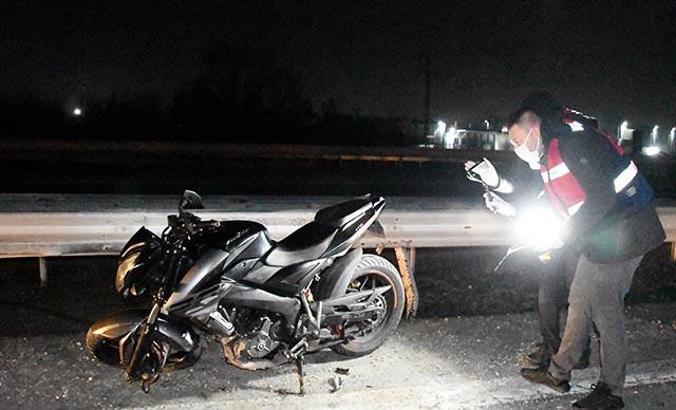 Bariyere çarpan motosiklet devrildi: 1 ölü, 1 yaralı