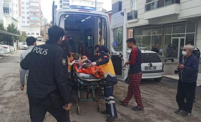 Tartıştığı eşini bıçakladı