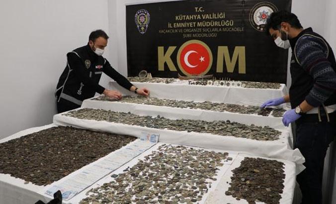 Klozet ve arı kovanlarına saklanmış 25 bin 126 tarihi eser ele geçirildi