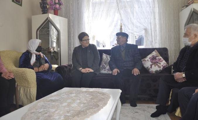 Bakan Yanık, Kars'ta şehit ailelerini ziyaret etti