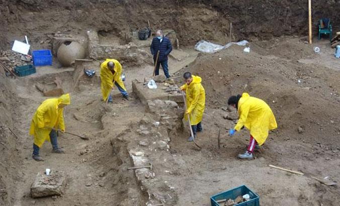 Altınoluk'ta temel kazısında Roma döneminden mezarlar bulundu