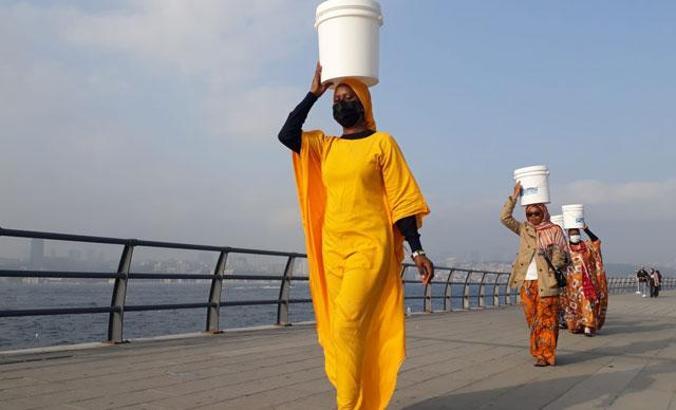 Masailer başlarında su kovalarıyla İstanbul'da yürüdüler