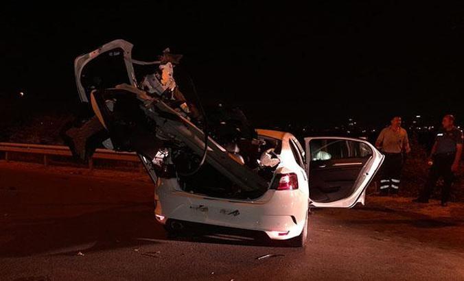 Küçükçekmece'de otomobil bariyerlere saplandı, 4 kişi ölümden döndü