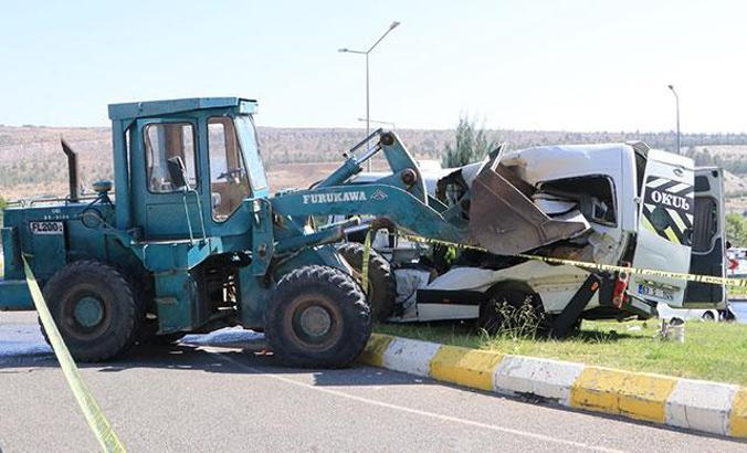 Şanlıurfa’da iş makinesi, öğrenci servisine çarptı: 13 yaralı