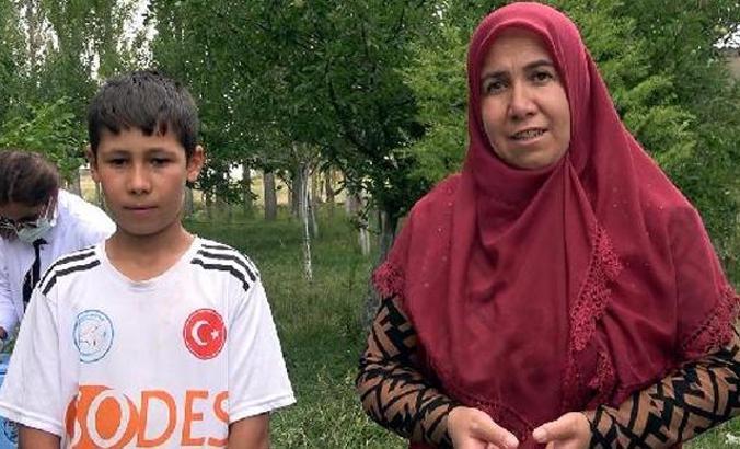 11 yaşındaki Cihan annesini ikna ederek Covid-19 aşısı olmasını sağladı