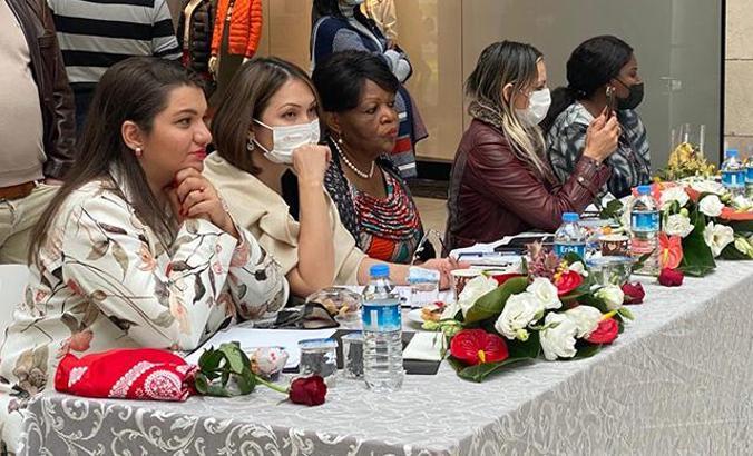 En güzel çiçek tasarımını büyükelçi eşleri seçti