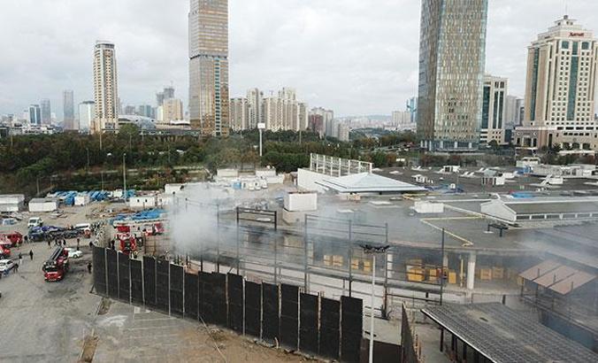 Kadıköy'de AVM'nin tadilat yapılan bölümünde yangın