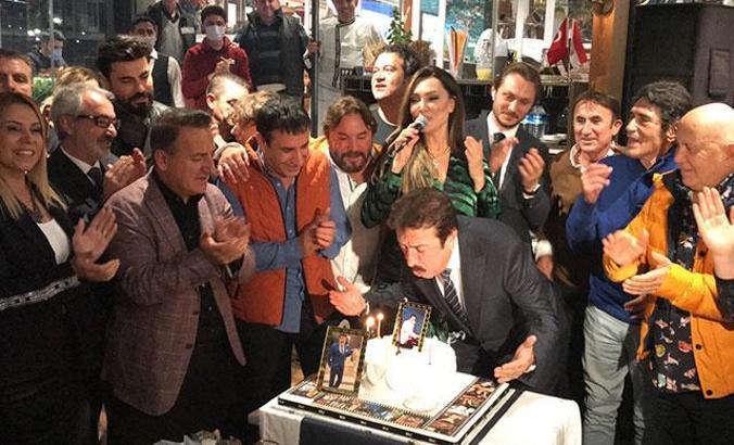 Şair Ahmet Selçuk İlkan, 66’ncı yaşını sevenleriyle kutladı