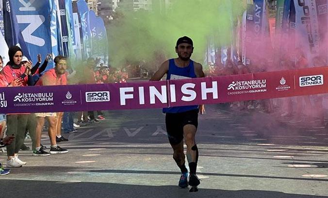 İstanbul'u Koşuyorum yarışlarının 2'nci etabı Caddebostan Colour Run renkli görüntülere sahne oldu