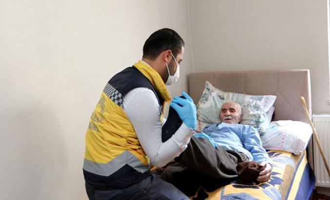 75 yaşındaki felçli hasta, 3 ay tedavi görüp 1 yıl sonra ayağa kalktı