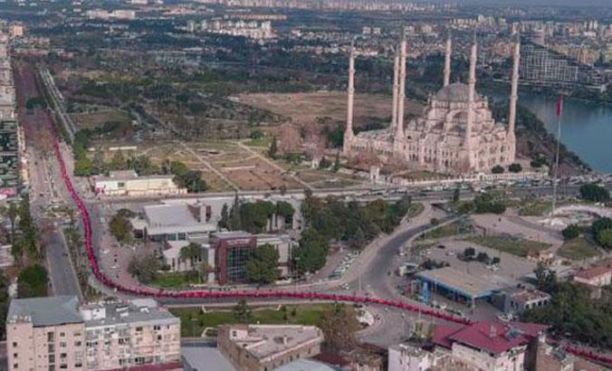 Adana’da 3 bin 628 metrelik bayrak açıldı; Vali Elban 'rekor' dedi