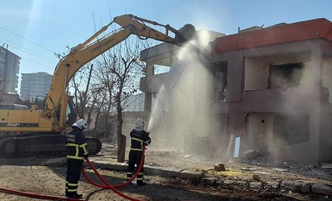 Diyarbakır’da lüks binalar arasındaki gecekondular yıkıldı