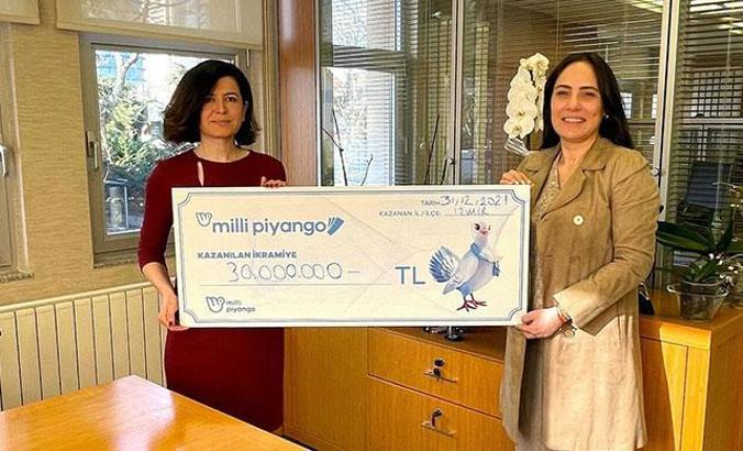 Milli Piyango Özel Yılbaşı Çekilişi’nde 30 milyon TL ikramiye kazanan talihli çekini aldı
