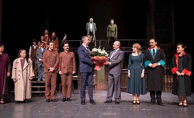 Bakan Gül, hakim ve savcı adaylarıyla tiyatro oyunu izledi