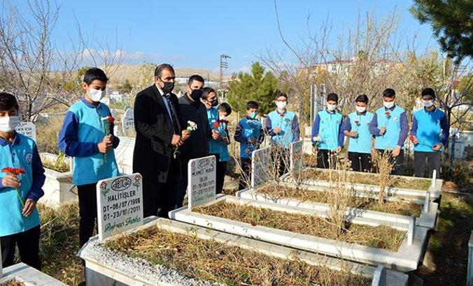 Deprem şehidi öğretmen, mezarı başında anıldı
