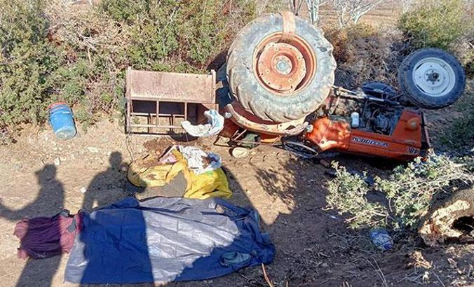 Devrilen traktörün sürücüsü öldü, eşi yaralandı