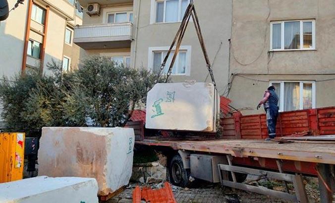 Park halindeyken hareket eden TIR, 3 araç ile bahçe duvarına çarptı