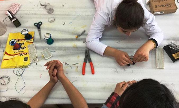 NASA kadrosundaki Feryal Özel, uzay bilimiyle ilgilenen Mardinli kızlarla görüştü