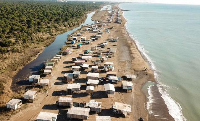 Caretta caretta kumsalı, kaçak barakayla doldu