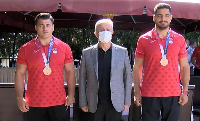 Mansur Yavaş olimpiyatta mücadele eden sporcularla bir araya geldi