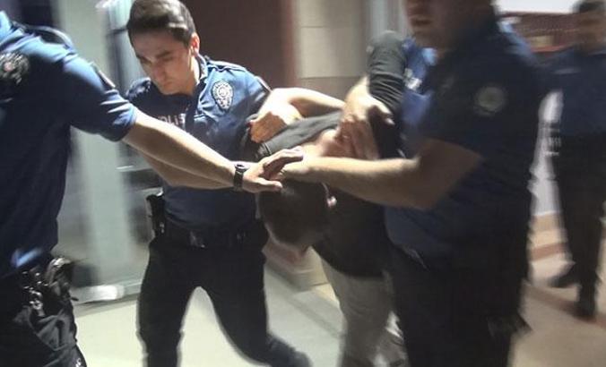 Esenyurt'ta annesini rehin aldı, evde ne varsa sokağa fırlattı