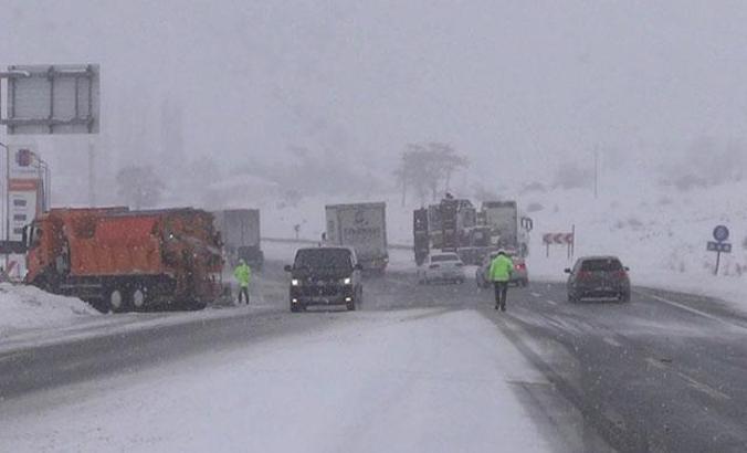 Erzincan'da kar ve tipi ulaşımı aksatıyor