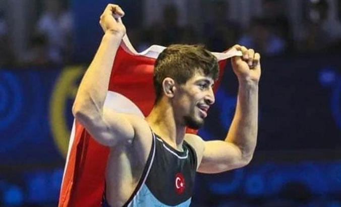 Milli güreşçi Kerem Kamal'dan bronz madalya