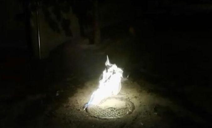 Rögar kapağının altından çıkan alev, mahalleliyi tedirgin etti