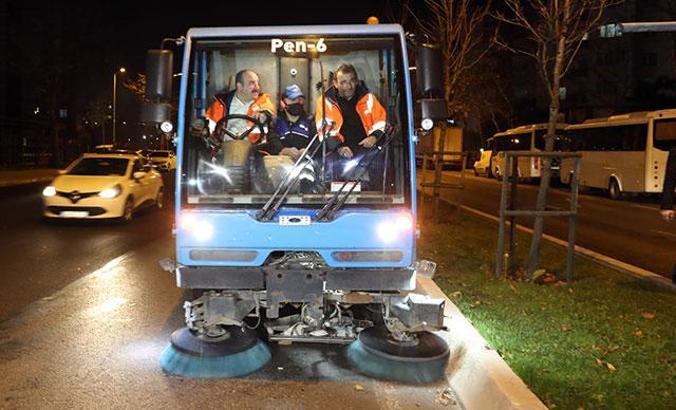 Bakan Varank Pendik'te yeni yıla temizlik işçileri ile girdi