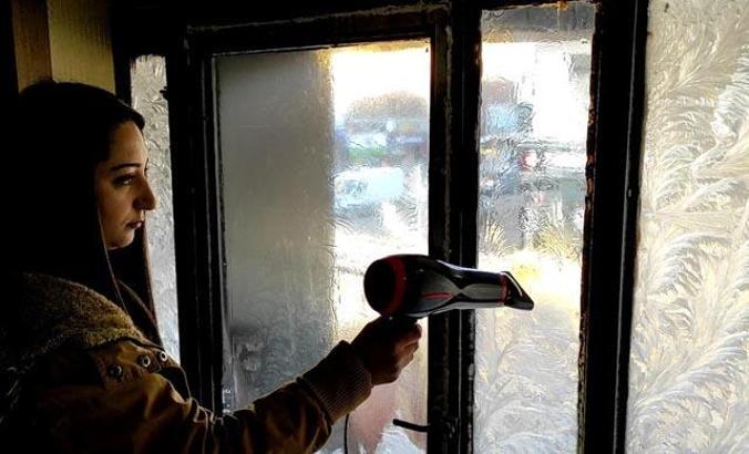 Kars'ta araçların motorları dondu, iş yerlerinin camları buz tuttu