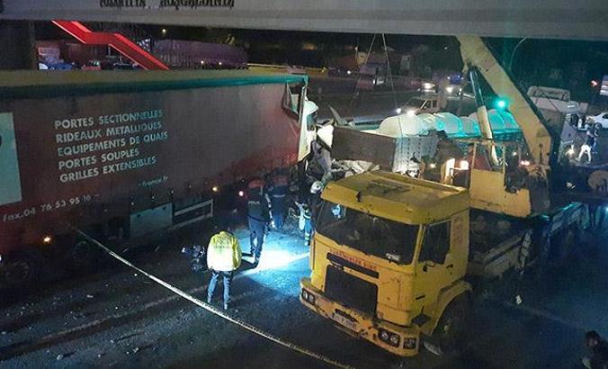 TIR, kırmızı ışıkta bekleyen 3 araca çarptı: 1 ölü, 4 yaralı