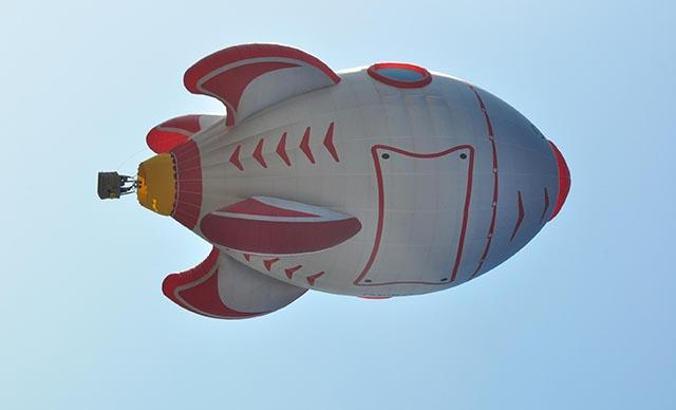 Roket figürlü sıcak hava balonu ürettiler