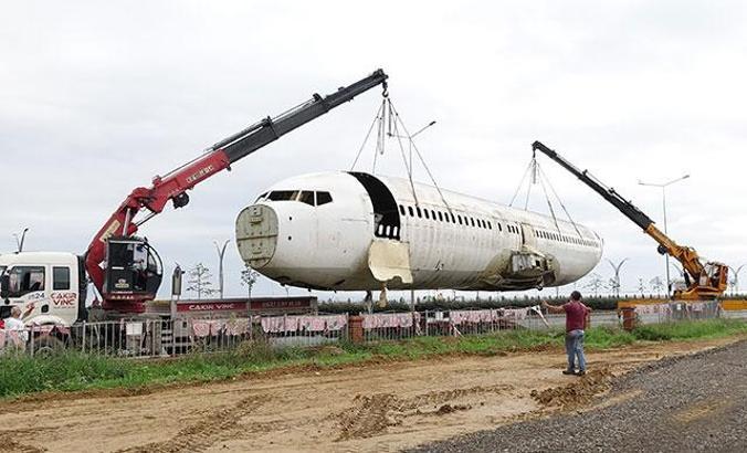 Pistten çıkan uçak, pide salonu olacağı yere taşındı