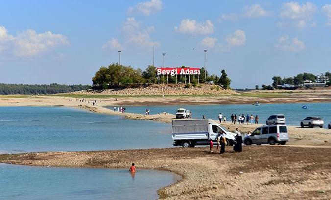 Sular çekilince Sevgi Adası’na yürüdüler