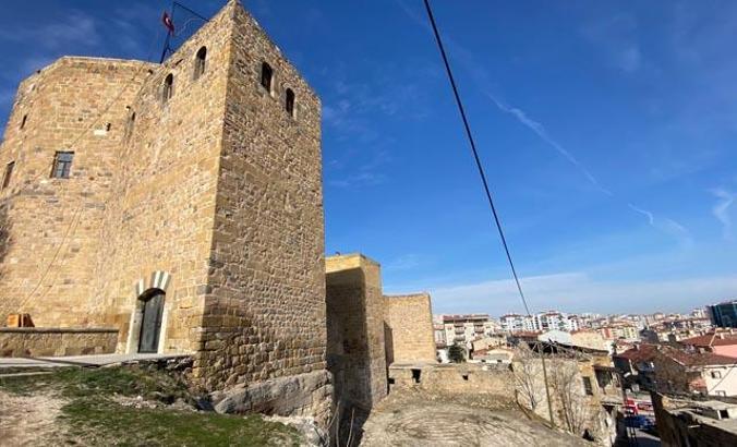 Kaçak kazı yapılan Niğde Kalesi'nde çöken bölge ziyarete kapatıldı