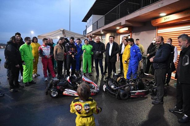 Tuzla karting pistinde yağmur altında yarış