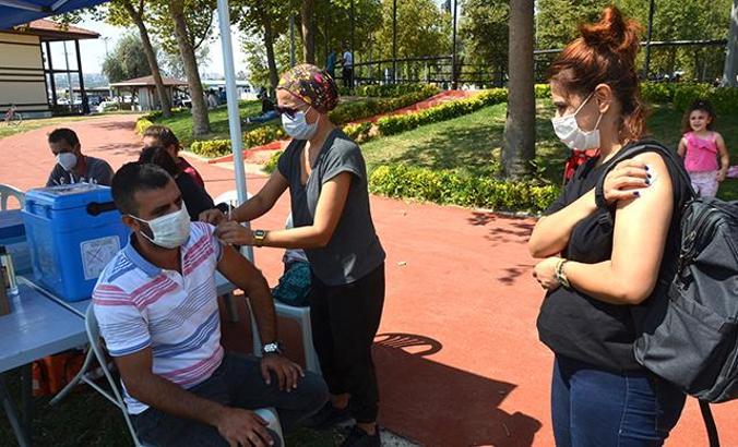 Avcılar'da sahile gelenlere aşı